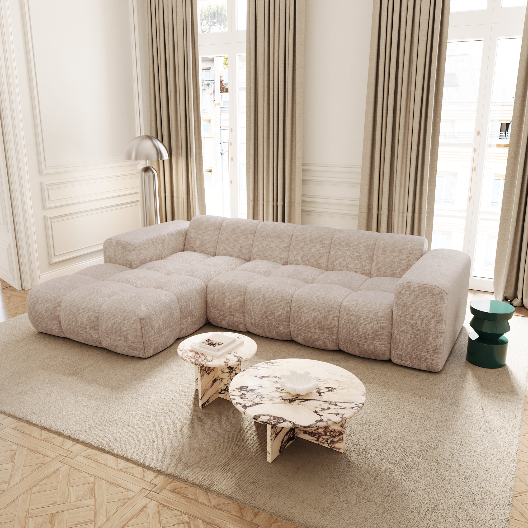 Salon haut de gamme avec canapé d’angle beige texturé, tables basses en marbre et rideaux neutres, illustrant l’élégance intemporelle du beige et du marron dans la décoration intérieure