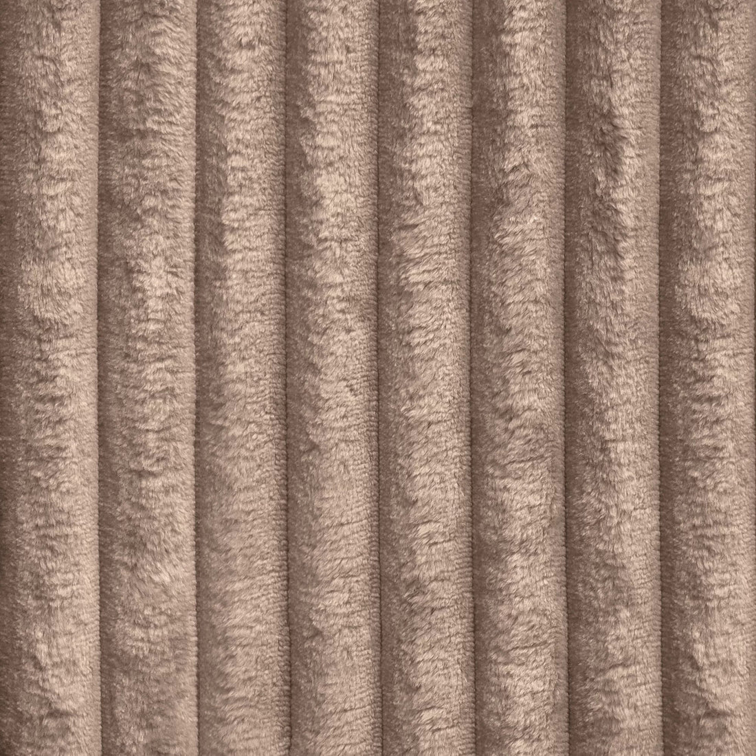 Zoom d'un velours côtelé en couleur taupe